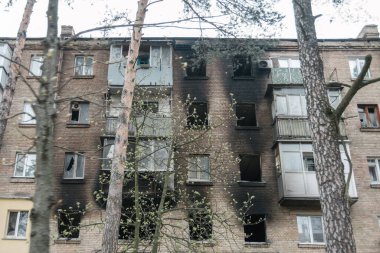 IRPIN, Kyiv REGION / UKRAINE - 25.04.2022: sivillerin evleri yıkıldı. Rusya 'nın Ukrayna' ya karşı savaşı