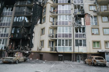 IRPIN, Kyiv REGION / UKRAINE - 25.04.2022: sivillerin evleri yıkıldı. Rusya 'nın Ukrayna' ya karşı savaşı
