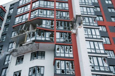 IRPIN, Kyiv REGION / UKRAINE - 25.04.2022: sivillerin evleri yıkıldı. Rusya 'nın Ukrayna' ya karşı savaşı