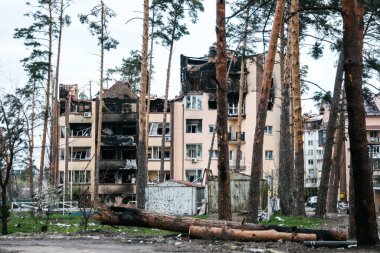 IRPIN, Kyiv REGION / UKRAINE - 25.04.2022: sivillerin evleri yıkıldı. Rusya 'nın Ukrayna' ya karşı savaşı