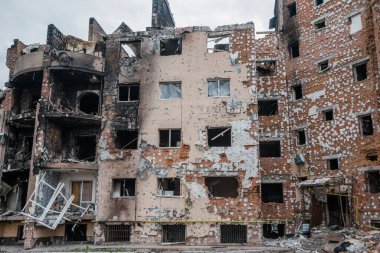 IRPIN, Kyiv REGION / UKRAINE - 25.04.2022: sivillerin evleri yıkıldı. Rusya 'nın Ukrayna' ya karşı savaşı