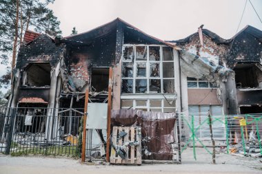 IRPIN, Kyiv REGION / UKRAINE - 25.04.2022: sivillerin evleri yıkıldı. Rusya 'nın Ukrayna' ya karşı savaşı