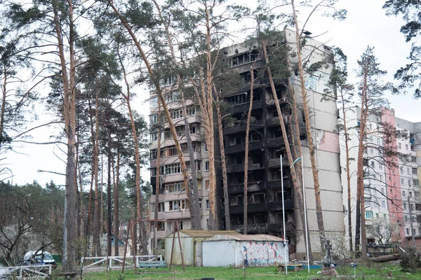 IRPIN, Kyiv REGION / UKRAINE - 25.04.2022: sivillerin evleri yıkıldı. Rusya 'nın Ukrayna' ya karşı savaşı