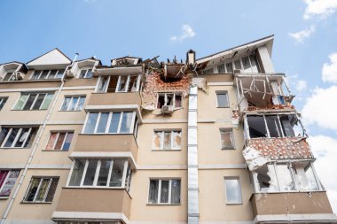 IRPIN, Kyiv REGION / UKRAINE - 24.04.2022: sivillerin evleri yıkıldı. Rusya 'nın Ukrayna' ya karşı savaşı