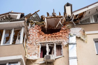IRPIN, Kyiv REGION / UKRAINE - 24.04.2022: sivillerin evleri yıkıldı. Rusya 'nın Ukrayna' ya karşı savaşı