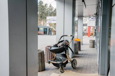 IRPIN, Kyiv REGION / UKRAINE - 24.04.2022: sivillerin evleri yıkıldı. Rusya 'nın Ukrayna' ya karşı savaşı