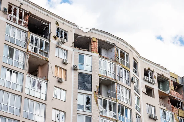 IRPIN, Kyiv REGION / UKRAINE - 24.04.2022: sivillerin evleri yıkıldı. Rusya 'nın Ukrayna' ya karşı savaşı