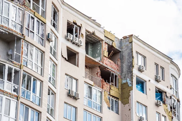 IRPIN, Kyiv REGION / UKRAINE - 24.04.2022: sivillerin evleri yıkıldı. Rusya 'nın Ukrayna' ya karşı savaşı