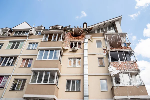 IRPIN, Kyiv REGION / UKRAINE - 24.04.2022: sivillerin evleri yıkıldı. Rusya 'nın Ukrayna' ya karşı savaşı
