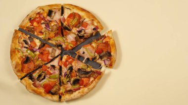 - Pizza. Bej arka planda pizza. Üst Manzara. Pizzacılar, kafeler için. Sulu, sıcak, taze pişmiş. Boşluğu kopyala.