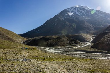 Hindistan 'ın Ladakh kentindeki Zanskar Vadisi' nin ücra kırlarında Himalaya dağlarının zirvesinden güzel bir manzara..