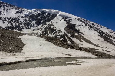 Hindistan 'da Lahaul ve Zanskar arasındaki yüksek rakımlı Shingo La geçidine giden uzak bir vadide Himalaya dağının tepesine kar yağdı..