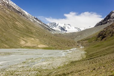 Kuzey Hindistan 'ın Ladakh kentindeki Zanskar Vadisi' nin Büyük Himalaya Dağları 'ndan akan güzel bir buzul nehri..