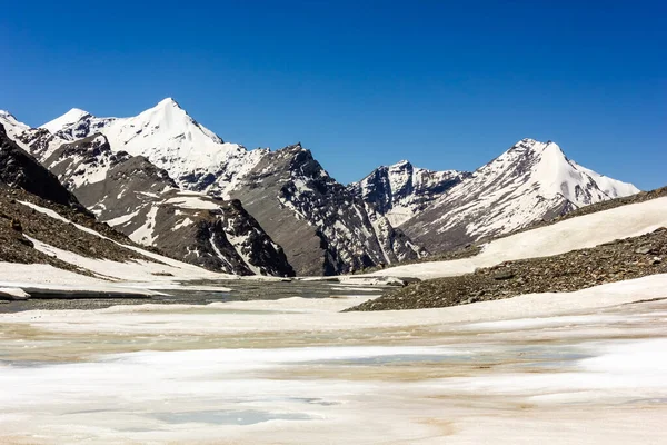 Snow Capped Himalayan Mountain Peaks Blue Sky Frozen Lake High — Stockfoto