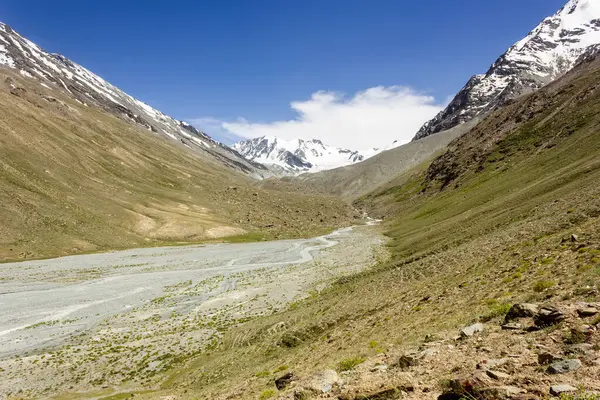 Ladakh 'taki Büyük Himalayalar' da Zanskar 'ın çorak dağlarının güzel panoramik manzarası..
