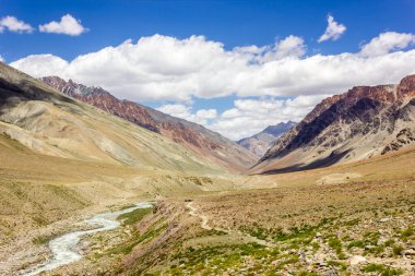 Zanskar Dağları 'nın güzel panoramik manzarası Darcha' daki Kargyak köyü etrafındaki Himalaya Dağları 'ndaki Padum patikasına kadar uzanır..