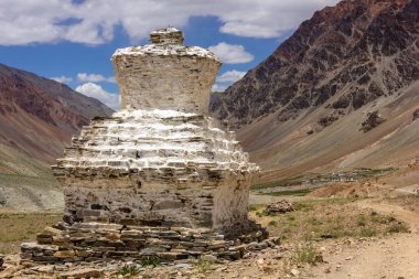 Hindistan 'ın Zanskar bölgesindeki Himalaya' nın Kargyak köyünde antik bir beyaz budist stupası..