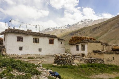 Zanskar, Hindistan - Temmuz 2012: Ladakh 'taki Zanskar Vadisi' ndeki Kargiak köyünde eski, kırsal geleneksel taş duvarlar ve evler.