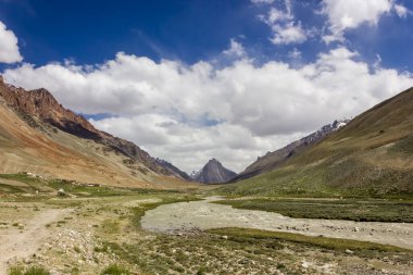 Kargyak Nehri 'nin güzel panoramik manzarası Ladakh' taki Zanskar bölgesinde Himalayalar 'ın görkemli dağlarından akıyor..