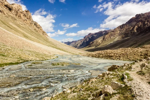Zanskar nehri, Hindistan 'ın kuzeyindeki Ladakh' ta Himalayalar 'ın yüksek dağlarında bir yürüyüş rotasında akar..