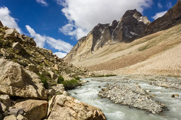 Río Zanskar Fluye Través Las Altas Montañas Rocosas Una Ruta — Foto de Stock