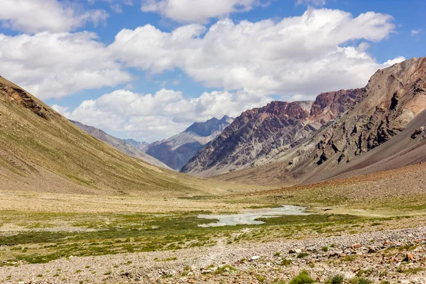 Kargyak nehri, Hint Himalaya 'sında Darcha Padum yürüyüş rotasındaki Zanskar Dağları' nın içinden akar..