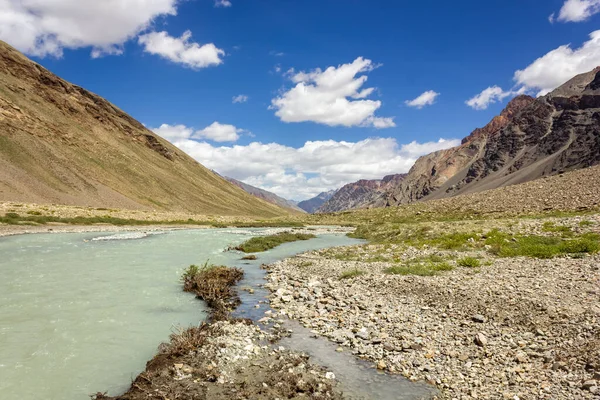 Zanskar Dağları 'nın güzel panoramik manzarası Darcha' daki Kargyak köyü etrafındaki Himalaya Dağları 'ndaki Padum patikasına kadar uzanır..