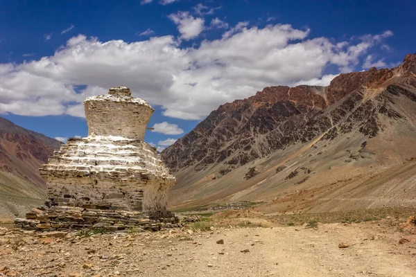Hindistan 'ın Zanskar bölgesindeki Himalaya' nın Kargyak köyünde antik bir beyaz budist stupası..