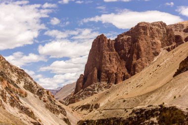 Rocky kanyonları Purne 'den Hindistan Himalaya' daki Ladakh 'taki Zanskar vadisindeki Phugtal manastırına kadar uzanır..