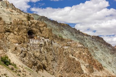 Antik Tibet Budist Phuktal manastırı Hint himalaya bölgesindeki Ladakh 'ın Zanskar bölgesinde sarp bir kayalık yamaçta..