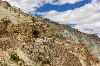 Antik Tibet Budist Phuktal manastırı Hint himalaya bölgesindeki Ladakh 'ın Zanskar bölgesinde sarp bir kayalık yamaçta..