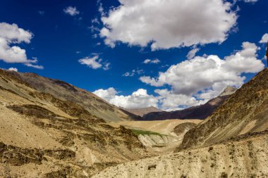 Hindistan Himalaya 'nın Ladakh kentindeki Zanskar bölgesindeki soğuk çöl dağlarının çorak arazisinin güzel manzarası..
