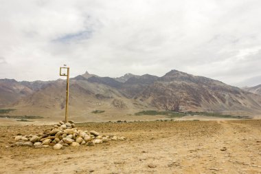 Himalaya 'nın Ladakh bölgesindeki Zanskar' daki Padum köyünün etrafındaki kurak ve soğuk çöl manzarası..