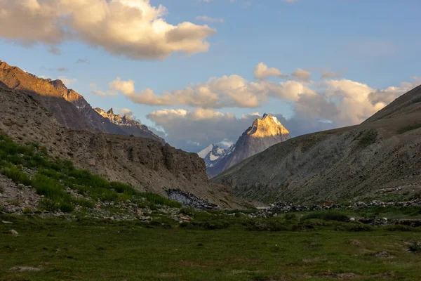 Beautiful Himalayan Landscape Setting Sunlight Hitting Summit Mountain Peak Zanskar — Stockfoto