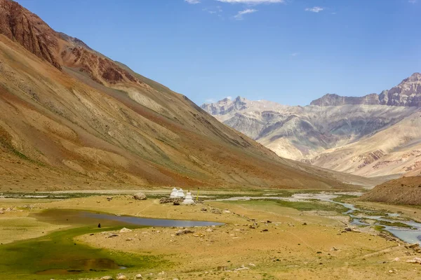 Zanskar 'ın çorak dağlarının güzel manzarası Darcha' dan Padum 'a Ladakh' ta vahşi bir yolculukta..