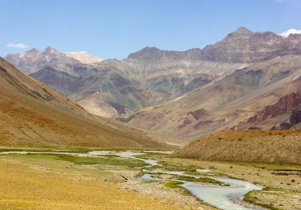 Zanskar nehri, Hindistan 'ın kuzeyindeki Ladakh' ta Himalayalar 'ın yüksek dağlarında bir yürüyüş rotasında akar..