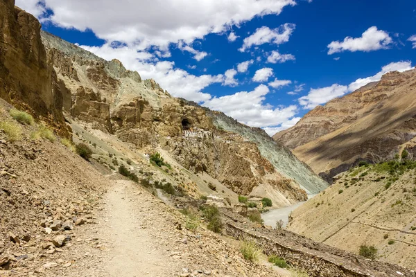 Trekking Trail Passing Rocky Canyons Ancient Tibetan Buddhist Monastery Phuktal — Stockfoto