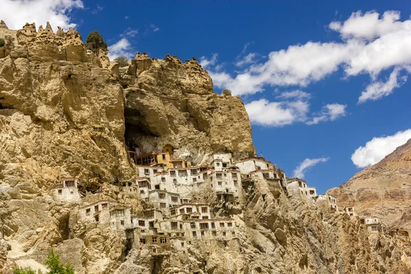 Antik Tibet Budist Phuktal manastırı Hint himalaya bölgesindeki Ladakh 'ın Zanskar bölgesinde sarp bir kayalık yamaçta..
