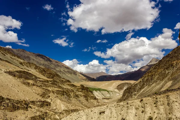 Hindistan Himalaya 'nın Ladakh kentindeki Zanskar bölgesindeki soğuk çöl dağlarının çorak arazisinin güzel manzarası..