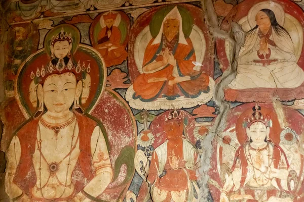 Karsha, Ladakh, Hindistan - Ağustos 2012: Zanskar 'daki Karsha köyündeki Tibet Budist manastırında antik tablolar ve duvar resimleri.