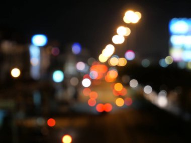 Gece şehir trafiği ile bulanık araba ışıkları