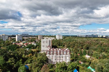 Kyiv, Ukrayna. Kiev şehrindeki peyzaj sokağı. Hava aracı görünümü