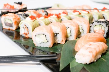 Chopstick Çin suşisi siyah beyaz Japon pirzolası çubuğunu izole etti. Japon ahşap bambu çubuğu