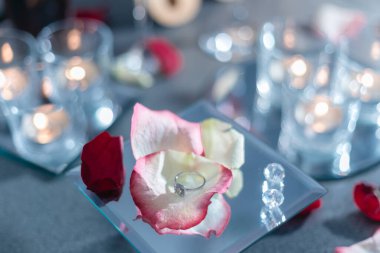 Altın yüzük, kırmızı kutuda alyans ve beyaz-kırmızı arka planda kırmızı kalp ve güzel bir bokeh. Düğün anı, yıldönümü, nişan, ya da Sevgililer Günü. Mutlu gün