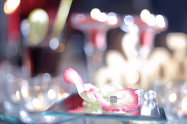 Altın yüzük, kırmızı kutuda alyans ve beyaz-kırmızı arka planda kırmızı kalp ve güzel bir bokeh. Düğün anı, yıldönümü, nişan, ya da Sevgililer Günü. Mutlu gün