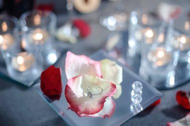 Altın yüzük, kırmızı kutuda alyans ve beyaz-kırmızı arka planda kırmızı kalp ve güzel bir bokeh. Düğün anı, yıldönümü, nişan, ya da Sevgililer Günü. Mutlu gün