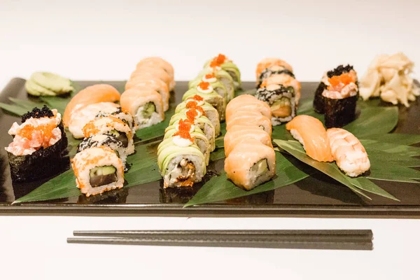 Chopstick Çin suşisi siyah beyaz Japon pirzolası çubuğunu izole etti. Japon ahşap bambu çubuğu