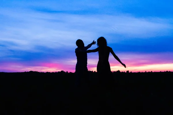 Silhouetted Loving Couple Sunset — Stock Photo, Image