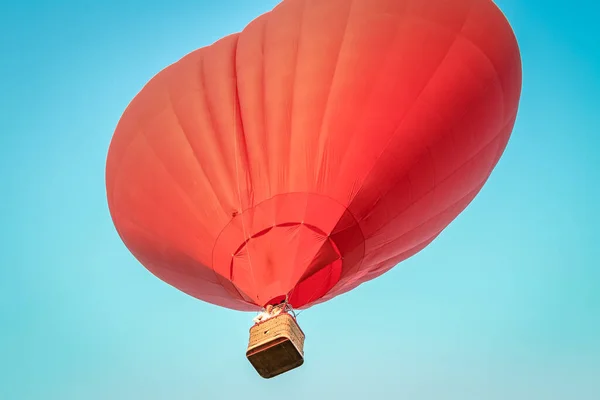 熱気球は緑の畑の上を飛ぶ 青空を背景に自然を構成する — ストック写真