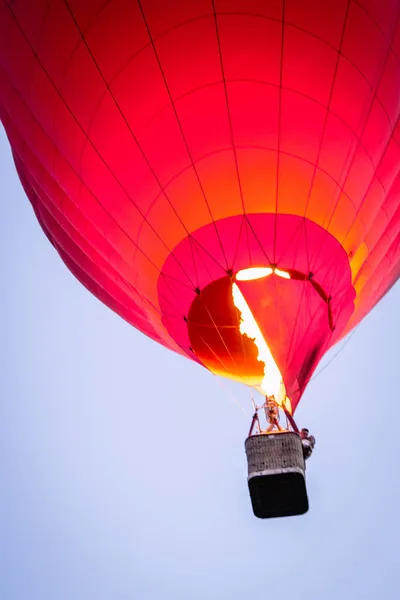 Bir Sıcak Hava Balonu Yeşil Bir Tarlanın Üzerinde Uçar Mavi — Stok fotoğraf